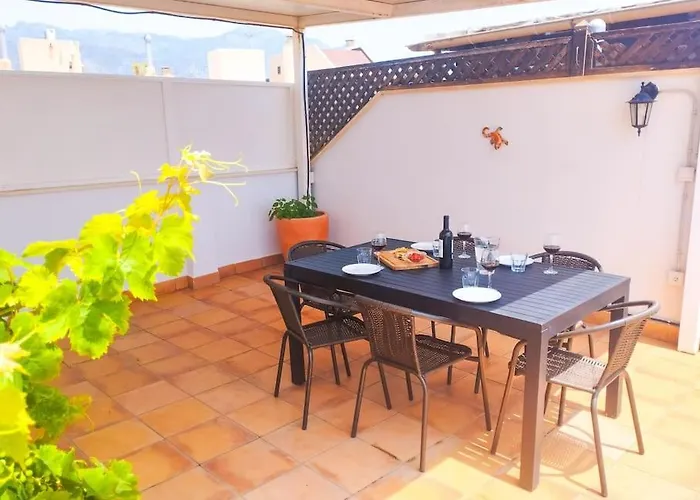 Penthouse With Jacuzzi And Spectacular Sea Views דירה